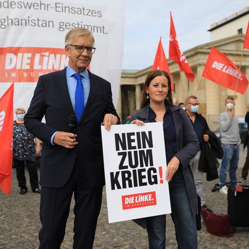 Janine Wissler und Dietmar Bartsch halten Plakat "Nein zum Krieg" - Foto: Linksfraktion im Deutschen Bundestag